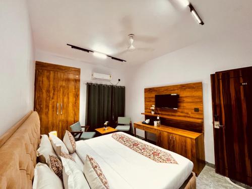 Postel nebo postele na pokoji v ubytování Hotel Aura Residency In Haridwar By Sitara Hotels