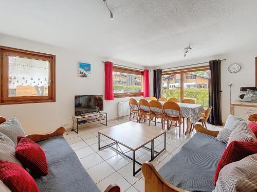 un salon avec un canapé et une table dans l'établissement DEUX APPARTEMENTS COMBINABLES - PROCHE REMONTEE MECANIQUES - MORZINE- 12 PERSONNES- ETOILE 1&2, à Morzine