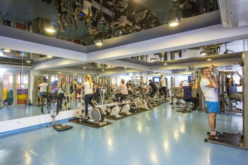 a group of people exercising in a gym at Willa Biały Dom - Aquapark Panorama Morska All Inclusive in Jarosławiec