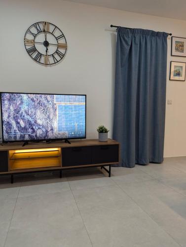 Endor Ground Floor Apartment with backyard and garage in Gozoにあるテレビまたはエンターテインメントセンター