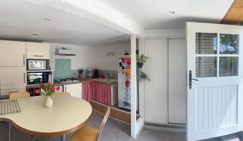 une cuisine avec une table et une salle à manger dans l'établissement La Borie, à Thenon