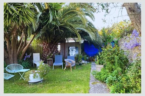 Cap sur La Flotte ,Maisons centre-ville Jardin mélange art fleurs