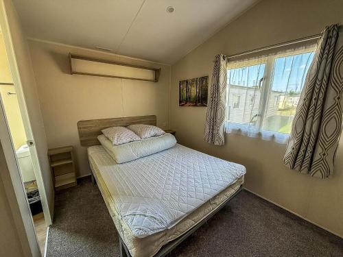 Gallery image of 4 Berth Caravan With Unlimited Wi-Fi At Suffolk Sands Holiday Park Ref 45022B in Felixstowe