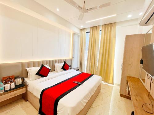 Postel nebo postele na pokoji v ubytování Mehul- A, Luxurious Stay 5 Mint From Railway Station New Delhi