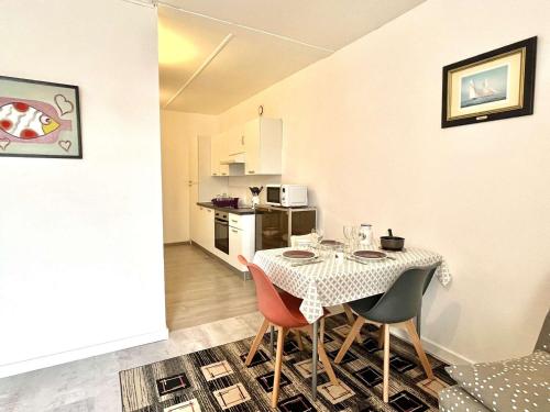 une cuisine et une salle à manger avec une table et des chaises dans l'établissement Étel - Appartement 2P 50m² proche port - FR-1-479-222, à Étel
