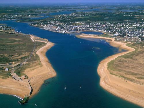 une vue aérienne d'une plage et d'une ville dans l'établissement Étel - Appartement 2P 50m² proche port - FR-1-479-222, à Étel