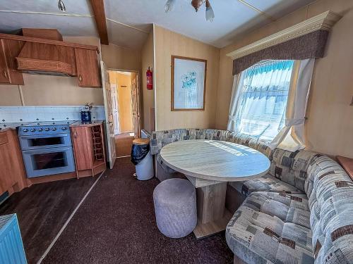 Gallery image of Superb Caravan By The Seaside In Kessingland, Suffolk Ref 90040Sg in Benacre
