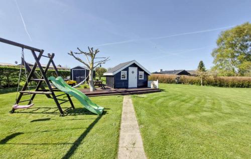 ein Spielplatz mit Rutsche im Hof in der Unterkunft Beautiful Home In Glesborg With Kitchen in Glesborg