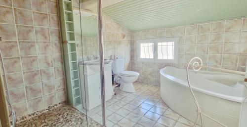 une salle de bain avec une baignoire, des toilettes et un lavabo dans l'établissement Villa ANTHEA, à Saint-Raphaël