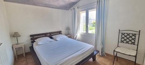 une chambre avec un lit, une chaise et une fenêtre dans l'établissement Villa ANTHEA, à Saint-Raphaël
