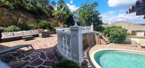 une piscine avec une balustrade blanche à côté d'une maison dans l'établissement Villa ANTHEA, à Saint-Raphaël