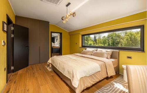 Ένα ή περισσότερα κρεβάτια σε δωμάτιο στο Stunning Home In Slunj