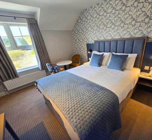 Postel nebo postele na pokoji v ubytování Ballyliffin Hotel