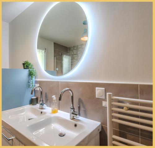 a bathroom with a sink and a mirror at Détente, confort et sérénité, aux portes de Genève in Collonges