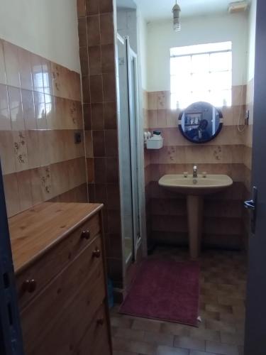 une salle de bain avec un lavabo et une douche dans l'établissement Chambre 2 en Pavillon BONNEUIL SUR MARNE, à Bonneuil-sur-Marne