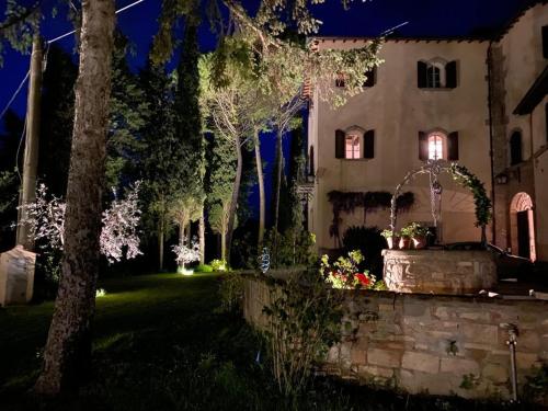 a house at night with lights in the yard at Le Due Querce in Vicolo Rancolfo