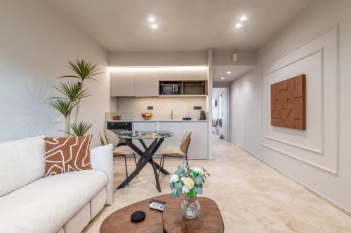una sala de estar con un sofá y una mesa en Ellan Luxury Living , By Idealstay Experience, en Heraclión