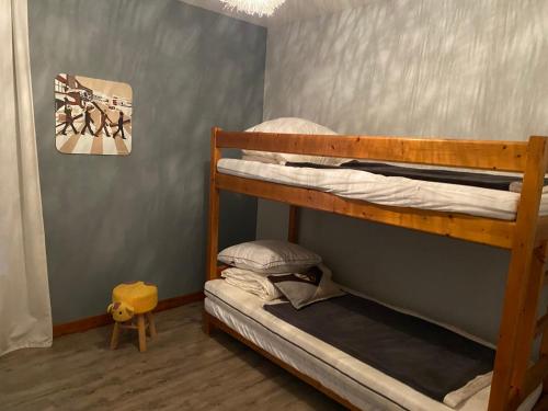 a bedroom with two bunk beds in a room at Le petit Repaire de Sailhan, Ecolodges in Sailhan