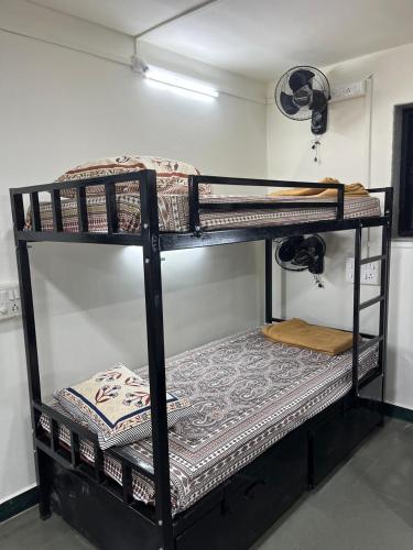 Katil dua tingkat atau katil-katil dua tingkat dalam bilik di SIYA Homestay