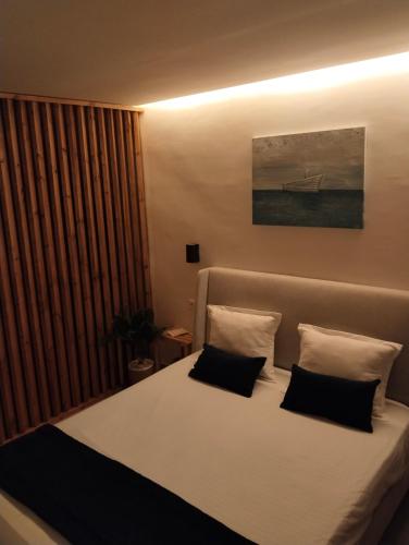 Dar el Haj Ahmed SouidにあるLe Jasmin Appartementのベッドルーム1室(ベッド1台、枕2つ付)