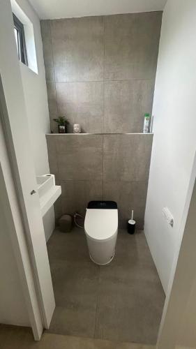 a bathroom with a white toilet in a room at Gui Appartement in Midlands Station