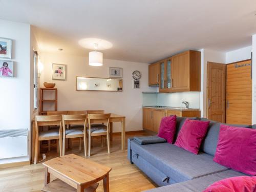 un salon avec un canapé et une table dans l'établissement Appartement contemporain de standing skis aux pieds, à proximité du village des enfants - Val d'Isère - FR-1-694-171, à Val dʼIsère