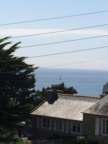 une vue sur l'océan depuis une maison dans l'établissement Le Dolmen, à La Celle-sous-Gouzon
