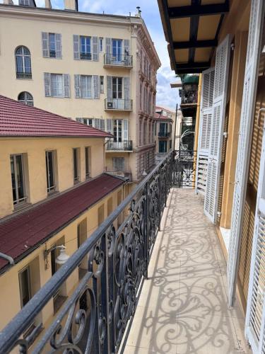 un balcon vide d'un bâtiment avec une balustrade dans l'établissement Beau 4 pièces - hyper centre 8 couchages, à Nice