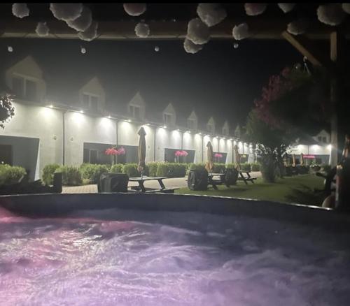 basen przed budynkiem w nocy w obiekcie Baltichouse Podczele- domki wakacyjne blisko morza !!! sauna, jacuzzi,grill plac zabaw w Kołobrzegu