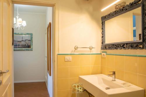 Phòng tắm tại Panoramic penthouse on the Gulf of Alghero