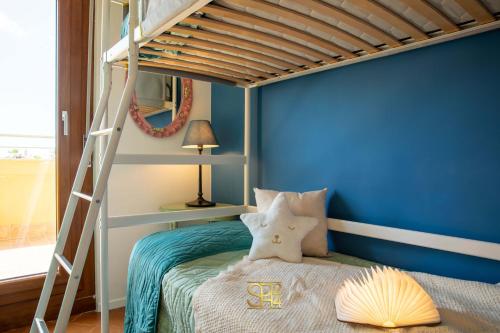 Giường trong phòng chung tại Panoramic penthouse on the Gulf of Alghero