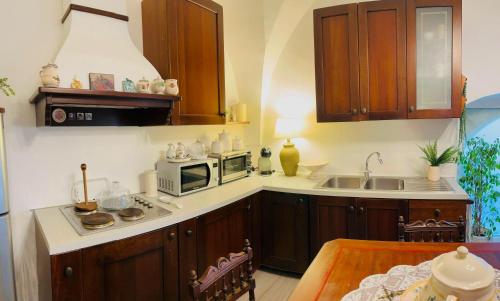 a kitchen with a sink and a microwave at Casa Vacanze Raimonda in Nardò