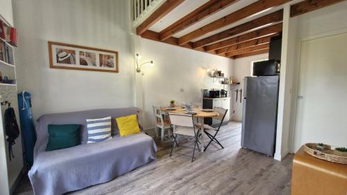 un salon avec un canapé et une table dans l'établissement Meschers sur Gironde - VILLA de VACANCES au TOP - RESIDENCE IDEALE EN FAMILLE, à Meschers-sur-Gironde