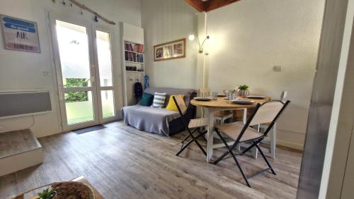 un salon avec une table et un canapé dans l'établissement Meschers sur Gironde - VILLA de VACANCES au TOP - RESIDENCE IDEALE EN FAMILLE, à Meschers-sur-Gironde