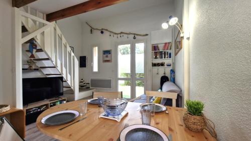 d'une salle à manger avec une table en bois dans le salon. dans l'établissement Meschers sur Gironde - VILLA de VACANCES au TOP - RESIDENCE IDEALE EN FAMILLE, à Meschers-sur-Gironde