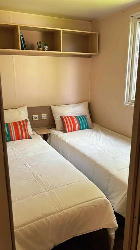 deux lits côte à côte dans une pièce dans l'établissement bungalow le TXOKO, à Lit-et-Mixe