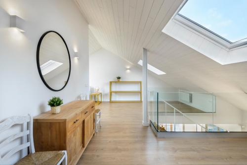 a room with a mirror and a skylight at Casa Estrimal, Panticosa, grandes familias y pequeños grupos in Panticosa