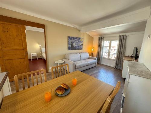 un salon avec une table et un canapé dans l'établissement Forville Suquet View, à Cannes