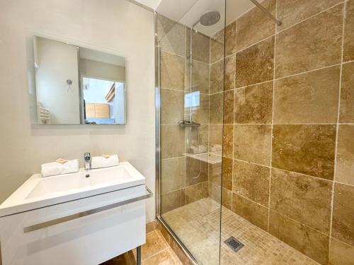 une salle de bain avec un lavabo et une douche dans l'établissement Forville Suquet View, à Cannes