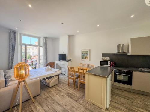 une cuisine et un salon avec un canapé et une table dans l'établissement Forville Market View, à Cannes