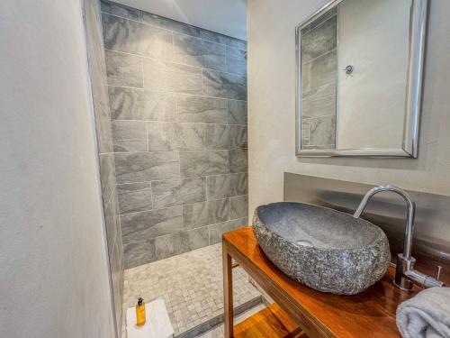 une salle de bain avec un lavabo en pierre et une douche dans l'établissement Forville Market View, à Cannes