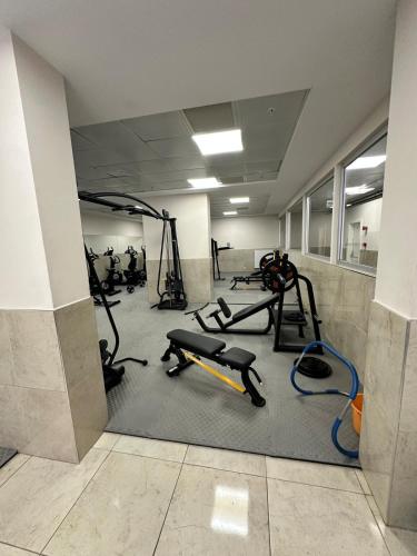 Γυμναστήριο ή/και όργανα γυμναστικής στο apartment tow bed room and living room with pool and gym