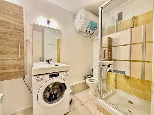 une salle de bain avec une machine à laver et un lavabo dans l'établissement Studio Cozy - Loggia - Plage 200m, à La Seyne-sur-Mer