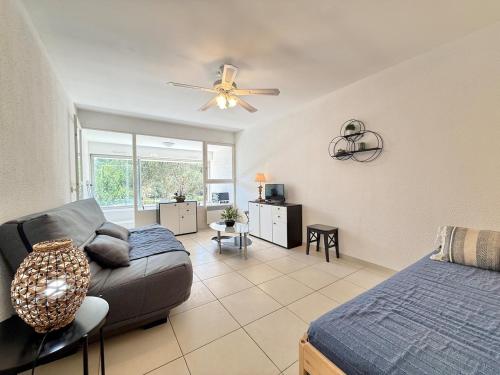 un salon avec un lit et un canapé dans l'établissement Studio Cozy - Loggia - Plage 200m, à La Seyne-sur-Mer