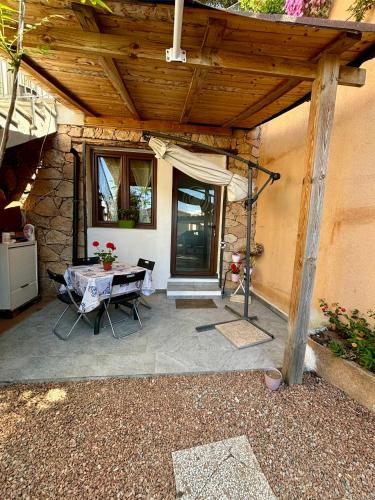 Un patio o zona al aire libre en Perla di Mare