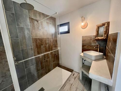 une salle de bain avec un lavabo et une douche dans l'établissement Charmant T2 avec terrasse à 200m des plages - Cavalaire-sur-Mer - FR-1-226B-139, à Cavalaire-sur-Mer