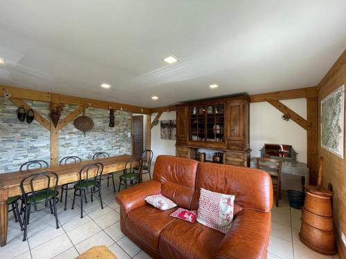 un salon avec un canapé et une table dans l'établissement Appartement cosy 8 pers, 3 ch, proche pistes et centre, terrasse sud, parking, animaux acceptés - FR-1-733-26, à Crest-Voland