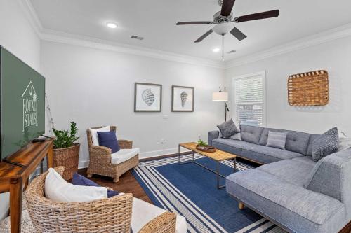 Χώρος καθιστικού στο Spacious Charleston - 6 mins to beach & Downtown