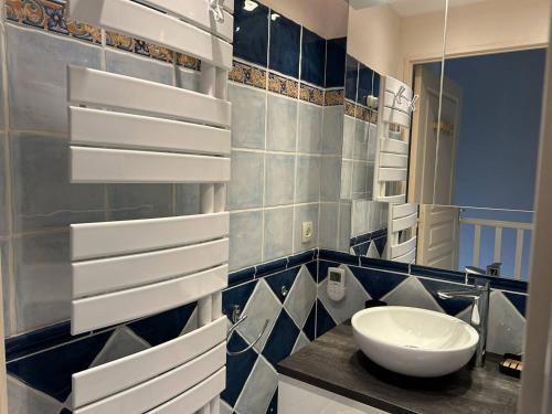 une salle de bain avec un lavabo et un miroir dans l'établissement Appartement Duplex 3P, 6 Couchages, Proche Plage, Parking, Télévision, Balcon, Ménage Inclus - FR-1-251-722, au Lavandou