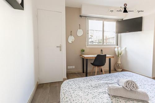 une chambre avec un lit, un bureau et une fenêtre dans l'établissement Le Bohème chic et cosy au cœur de Pau, à Pau